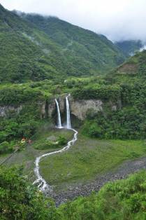 Duas das muitas cachoeiras da Ruta de las Cascadas, em Baños, no Equador
